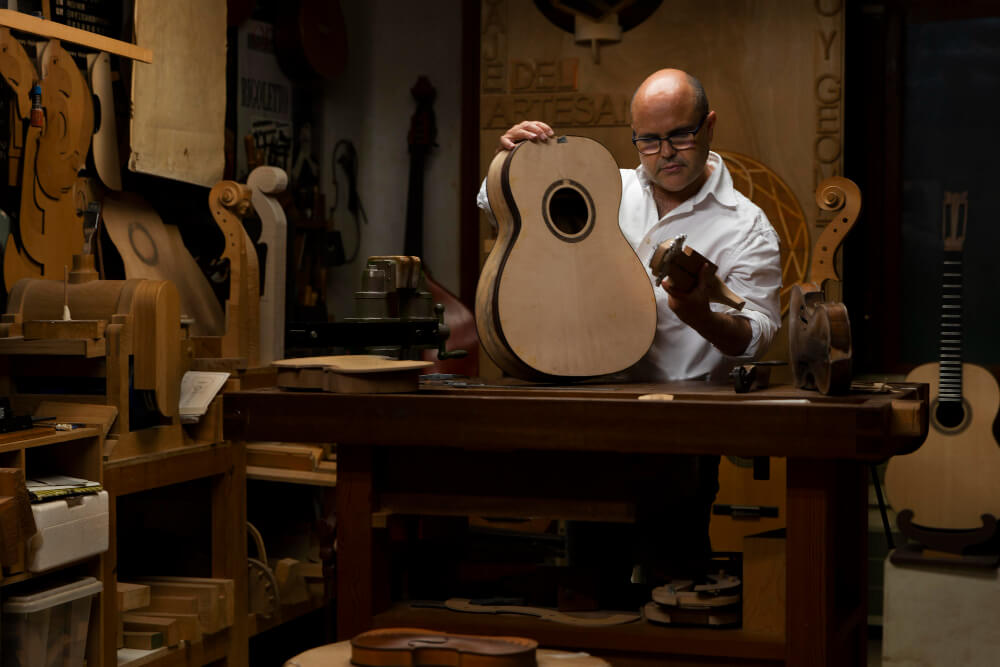 Fases del proceso de fabricación de una guitarra acústica